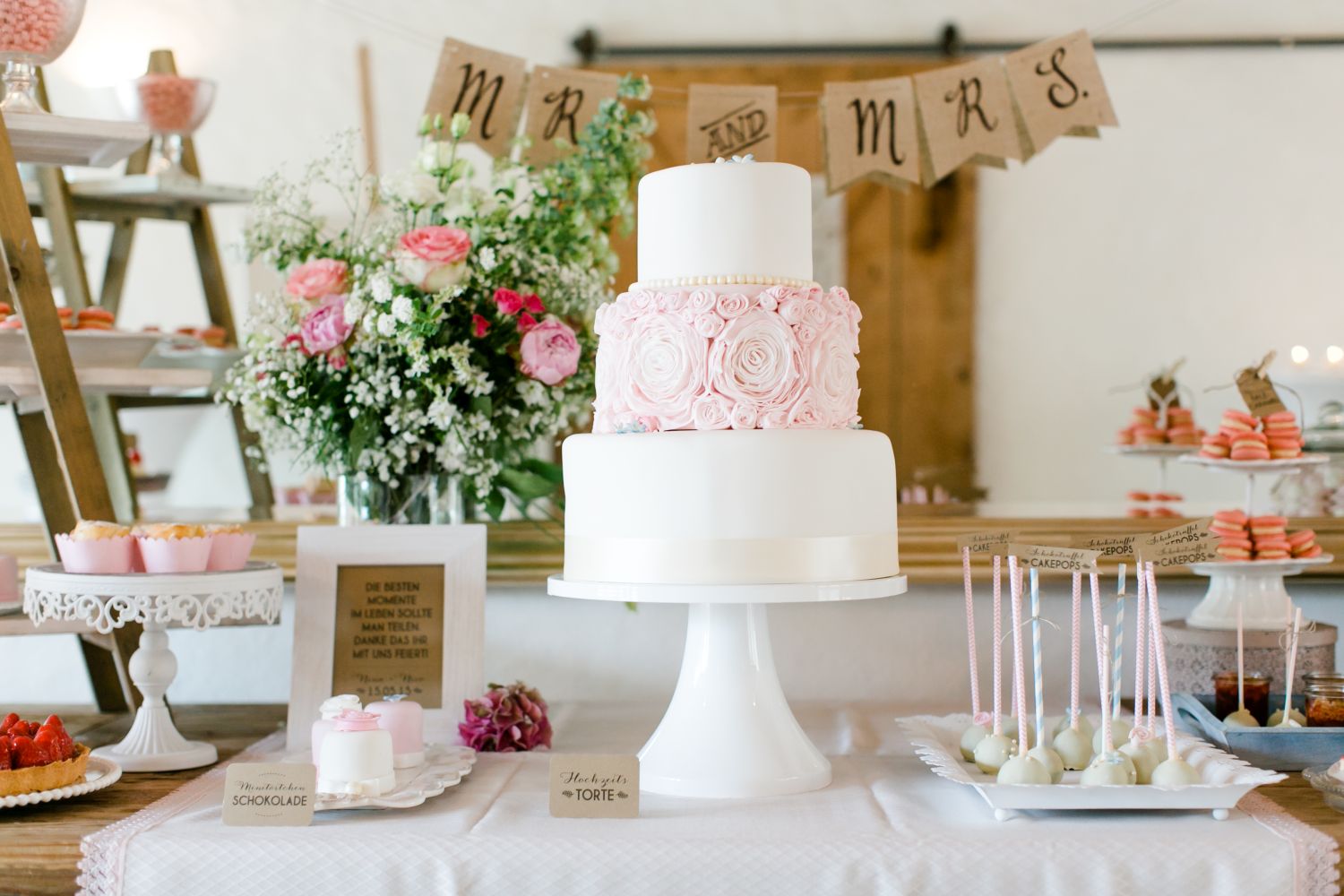 Sweet Candy Table Konzept für eine Hochzeit im Mai
