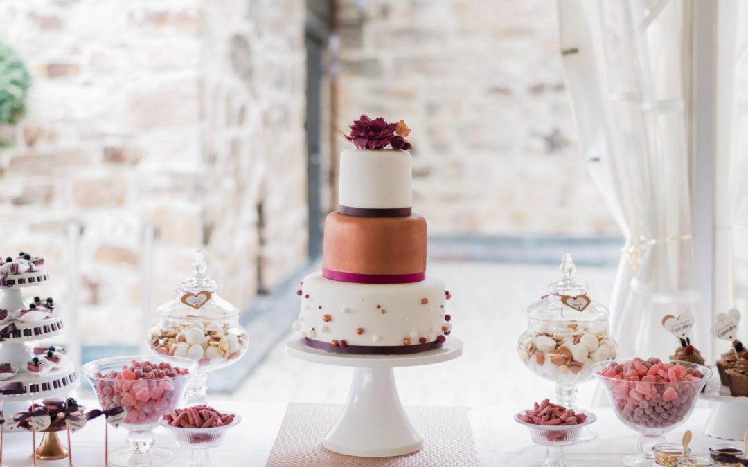 Kupfer trifft Beere, Sweet Candy Table Konzept mit passender Hochzeitstorte