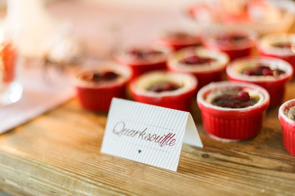 suess_und_salzig_maisenburg_winterhochzeit_sweet_candy_table_dessert-quarksouffle