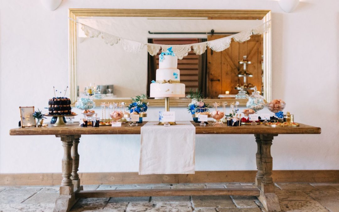 Festliches Hochzeitskonzept in blau & gold mit einem Sweet Candy Table