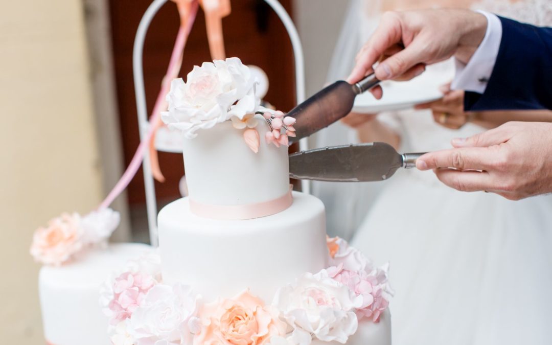 Wann ist der beste Zeitpunkt um die Hochzeitstorte anzuschneiden?