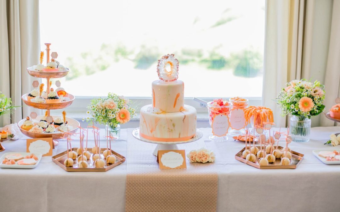 Sweet Candy Table mit aprikot, kupfer und Geode Weddingcake