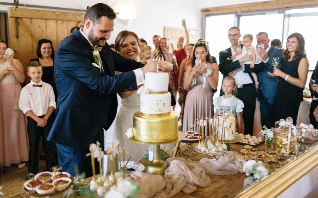 Taupe, Gold und Pudertöne modernes, elegantes Hochzeitskonzept auf der Maisenburg in Hayingen