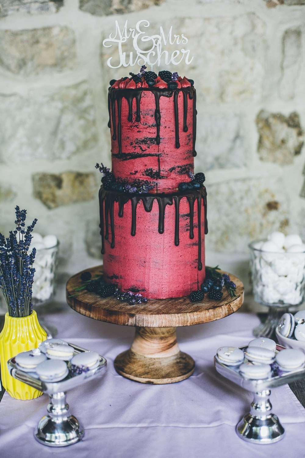 Sweet Candy Table mit Lavendel und einem Dripped Cake als Hochzeitstorte