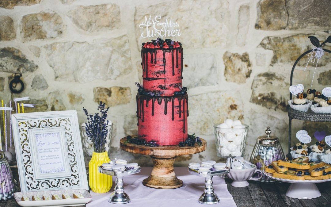 Sweet Candy Table mit Lavendel und einem Dripped Cake als Hochzeitstorte