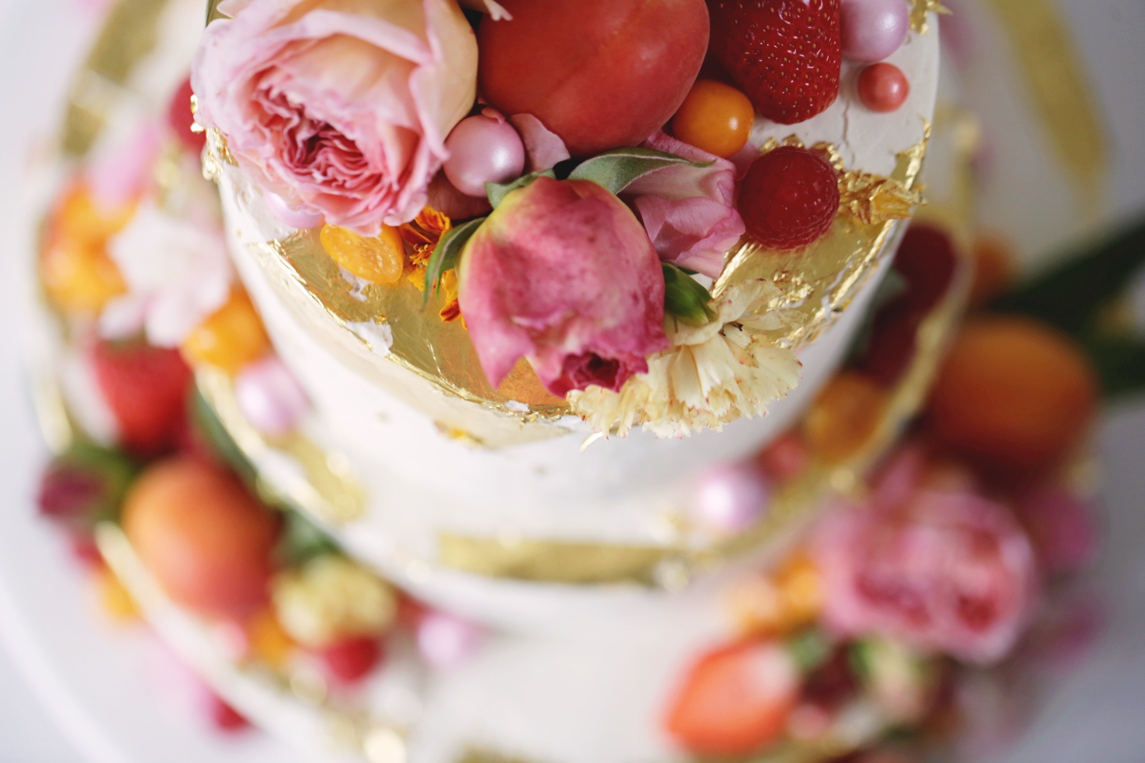 Hochzeitstorte-dripped cake-macaron-rosa-gold-_42A0952