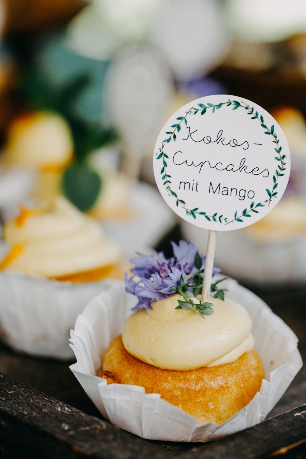 cupcakes-im-schweden-stil-mit-hochzeitstorte