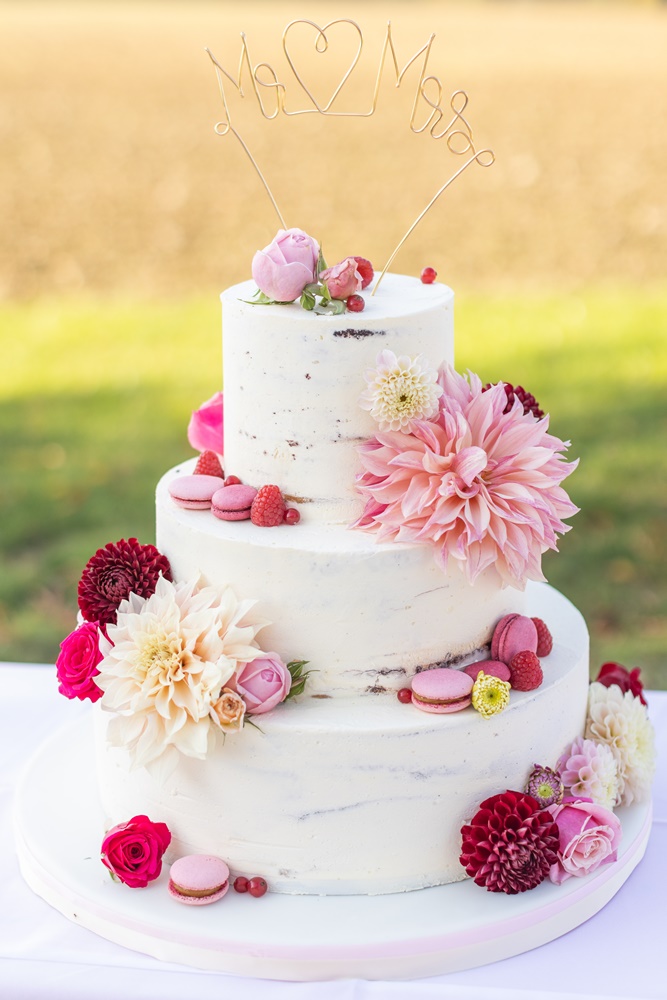 semi-naked-cake-mit-slowflowers-dekoriert-