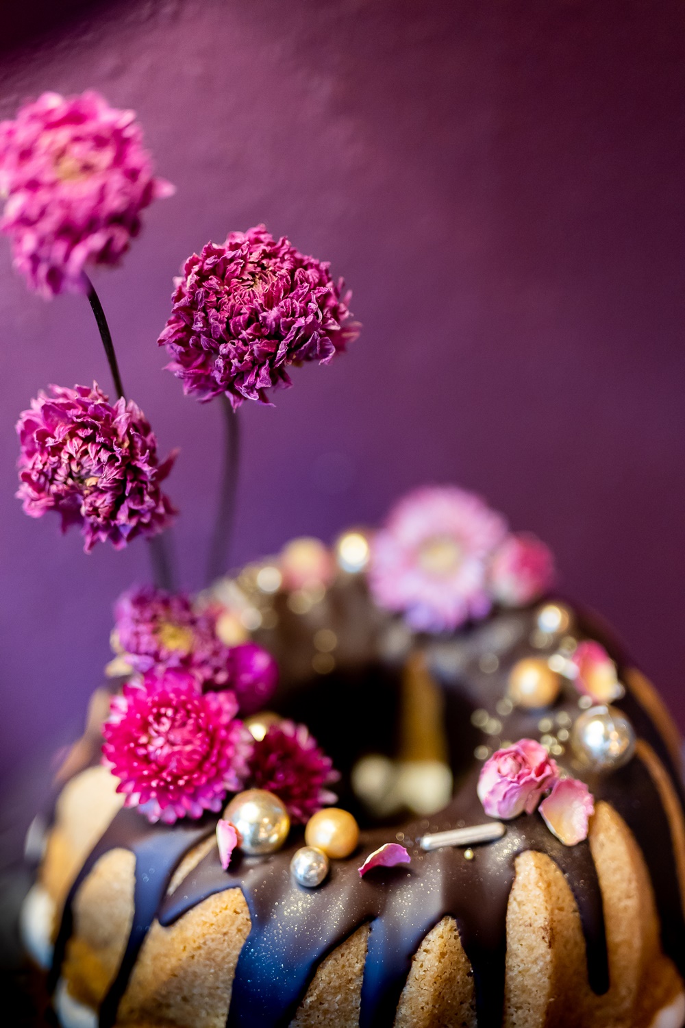 gugelhupf-mit-trockenblumen-dekoriert-