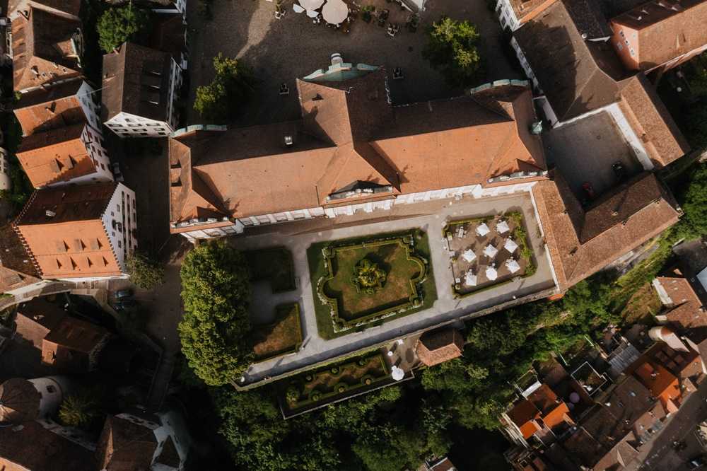 Drohnen-shot-neues-schloss-meersburg-terrasse