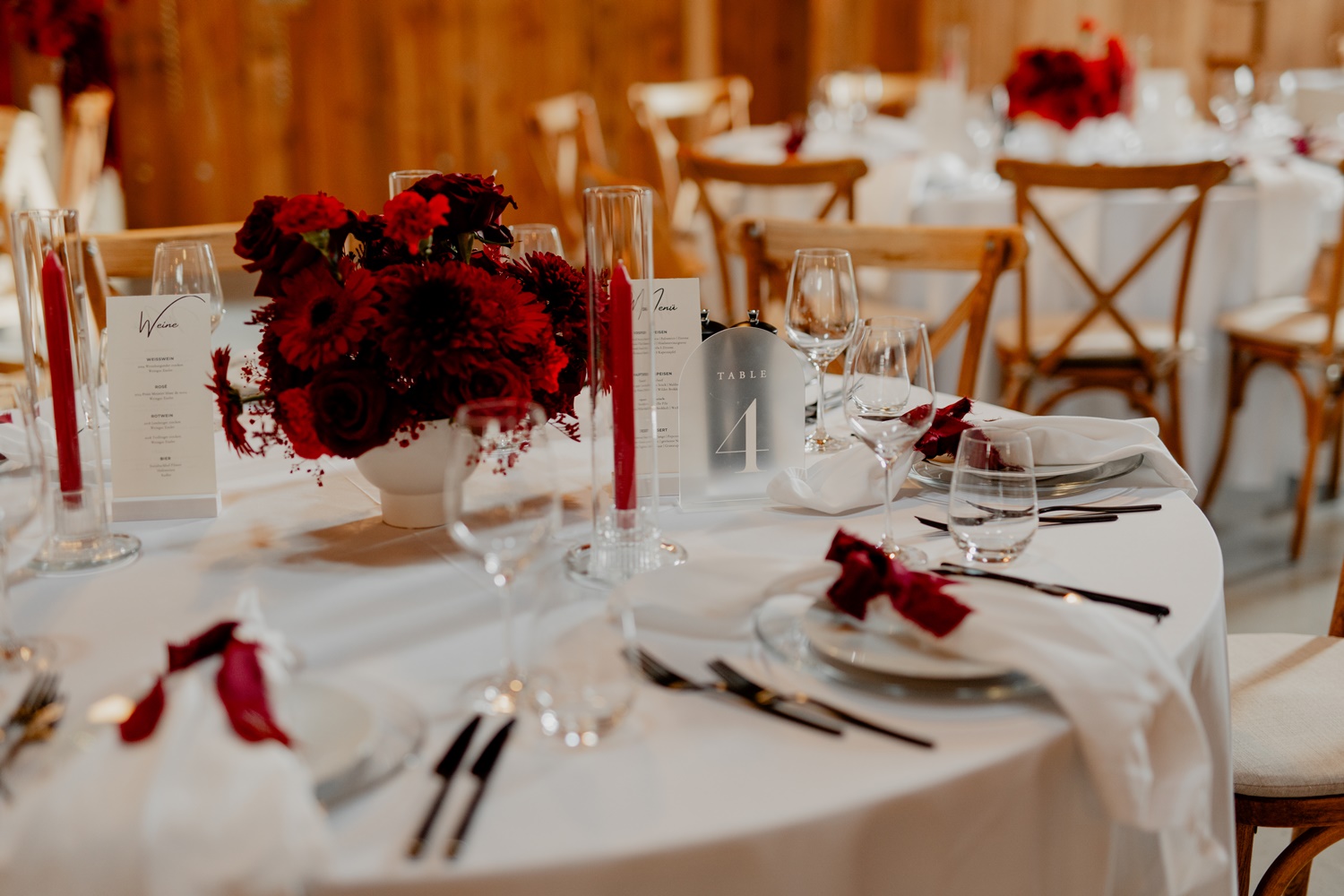 Herbsthochzeit auf dem Steinbachhof 002 rotes-modernes-hochzeitskonzept-
