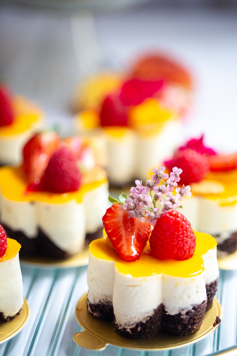Mousse-Toertchen mit Mango-Spiegel