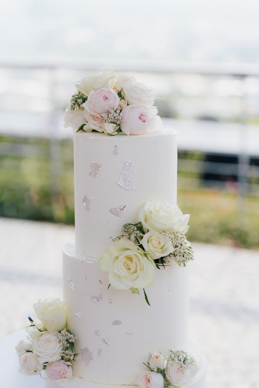 hochzeitstorte-elegant-weiss-ltortenanschnitt-