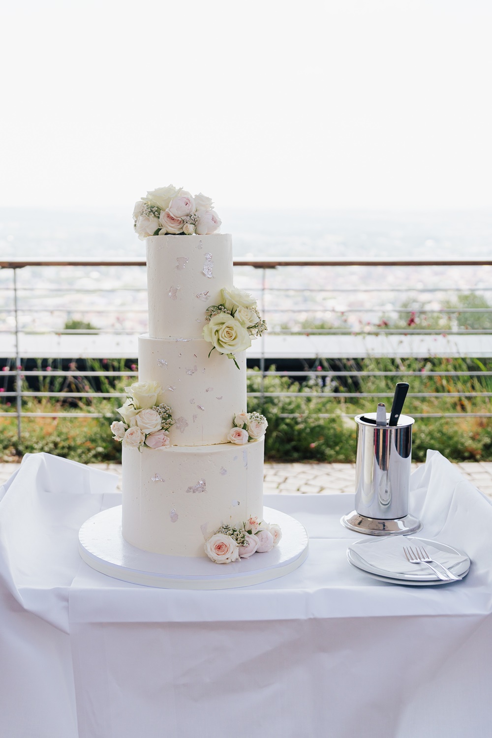 hochzeitstorte-elegant-weiss-ltortenanschnitt-