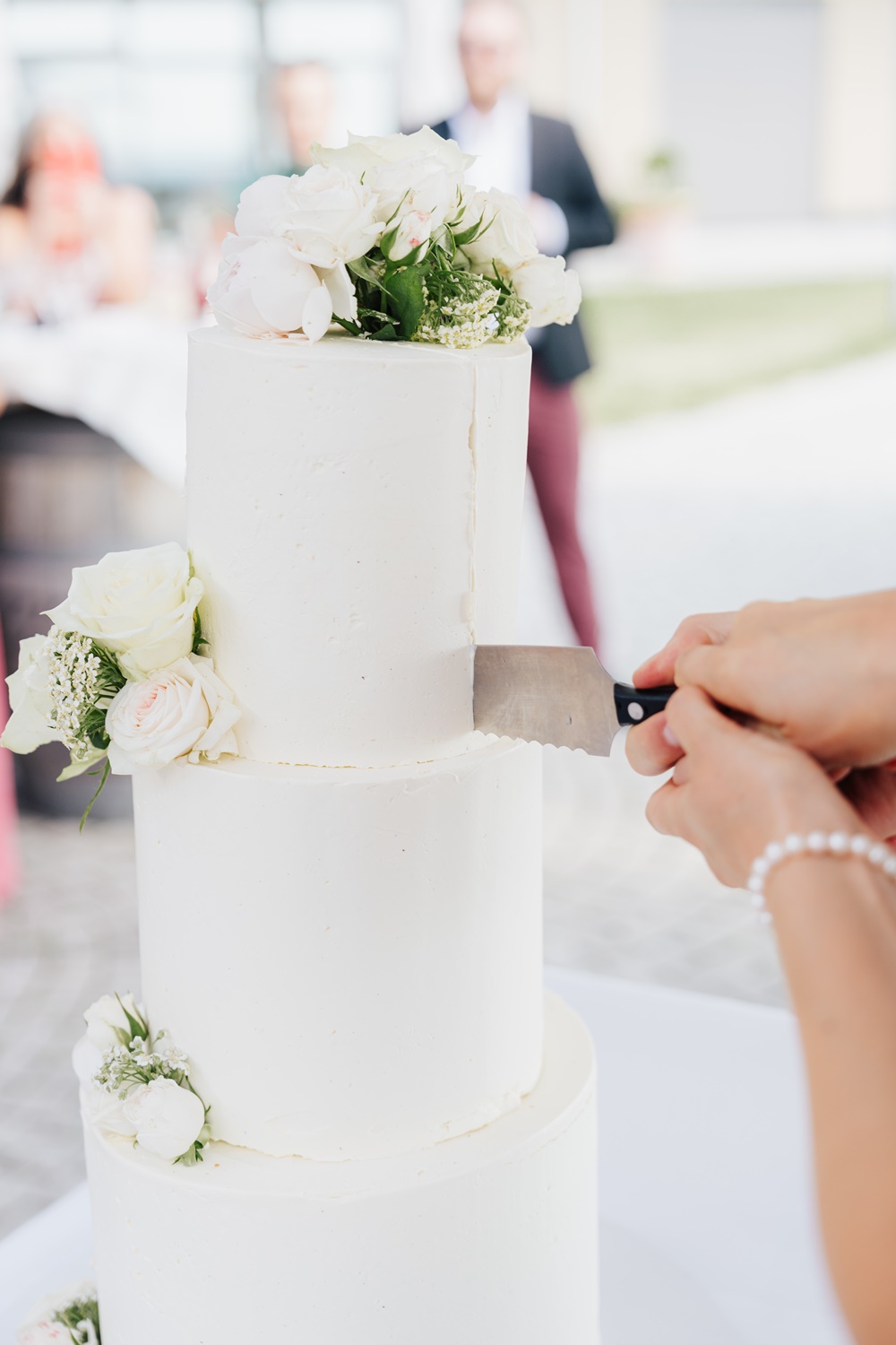 hochzeitstorte-elegant-weiss-ltortenanschnitt-