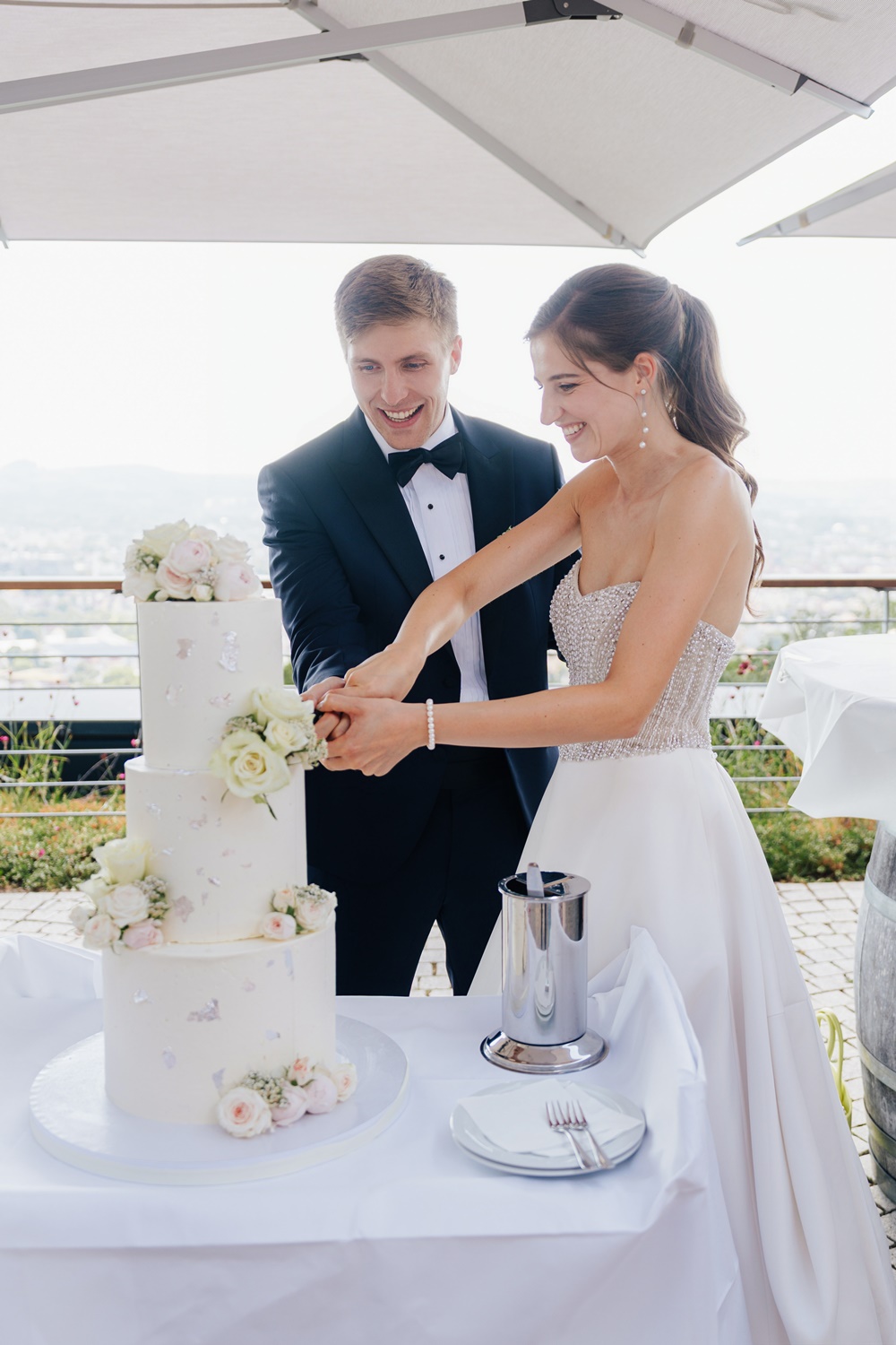 hochzeitstorte-elegant-weiss-ltortenanschnitt-