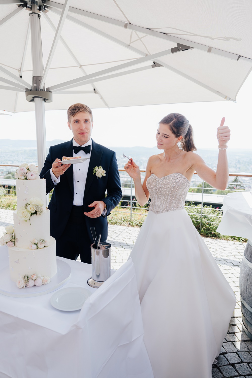 hochzeitstorte-elegant-weiss-ltortenanschnitt-