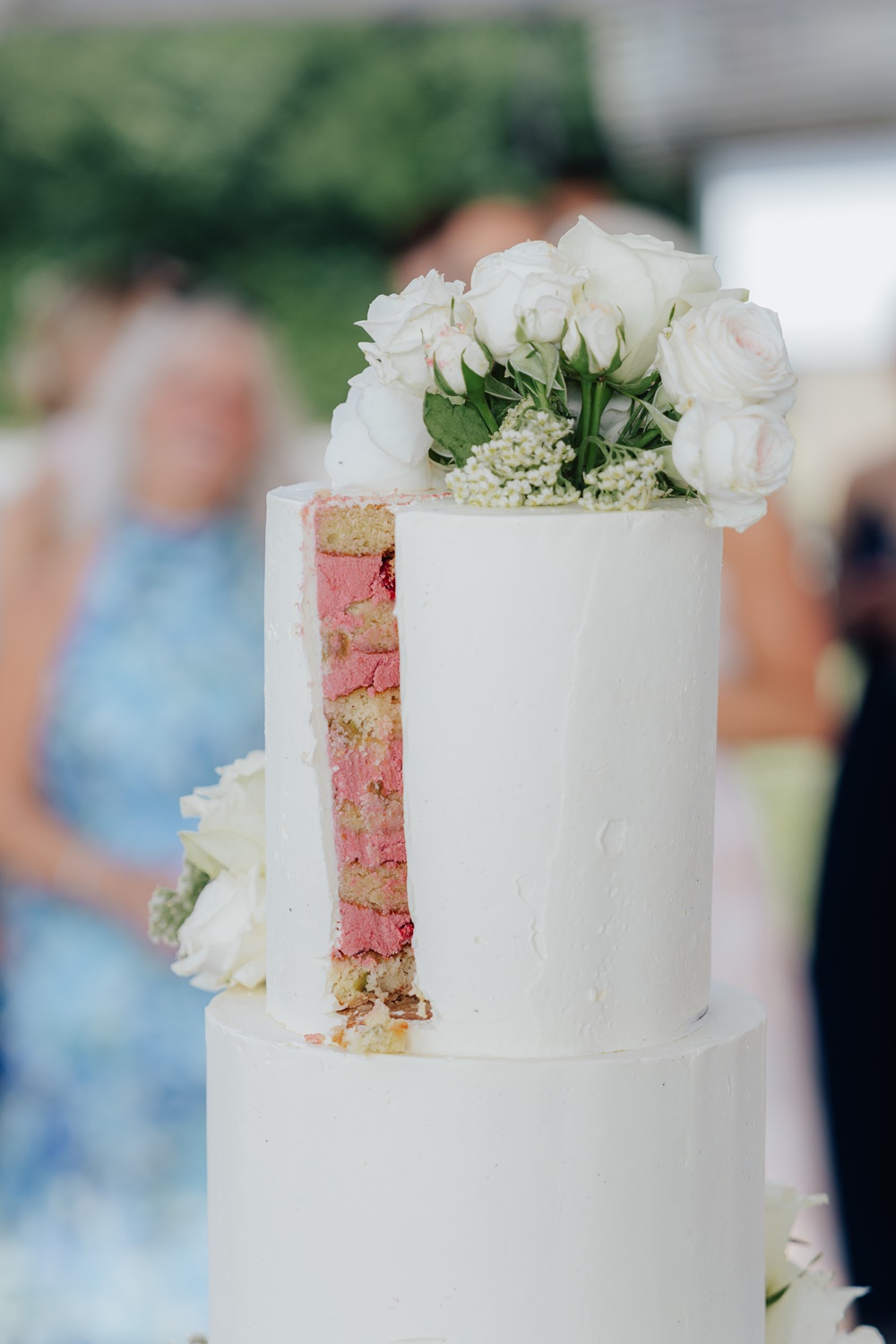 hochzeitstorte-elegant-weiss-ltortenanschnitt-