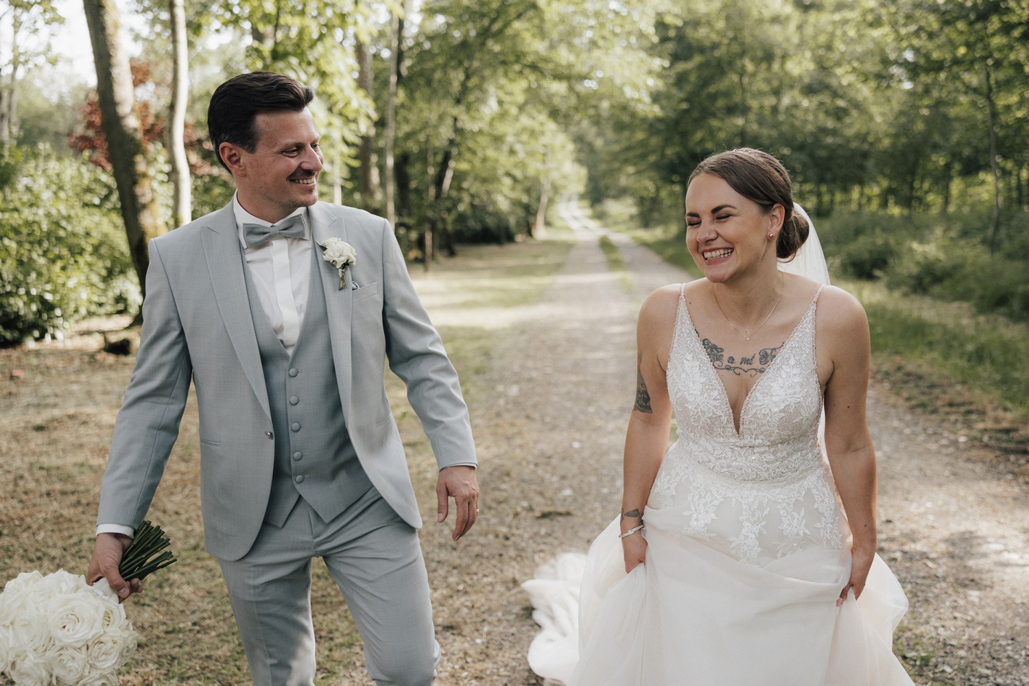Eventscheune-Gut-Ludwigsruhe-brautpaar-hochzeit-mai-