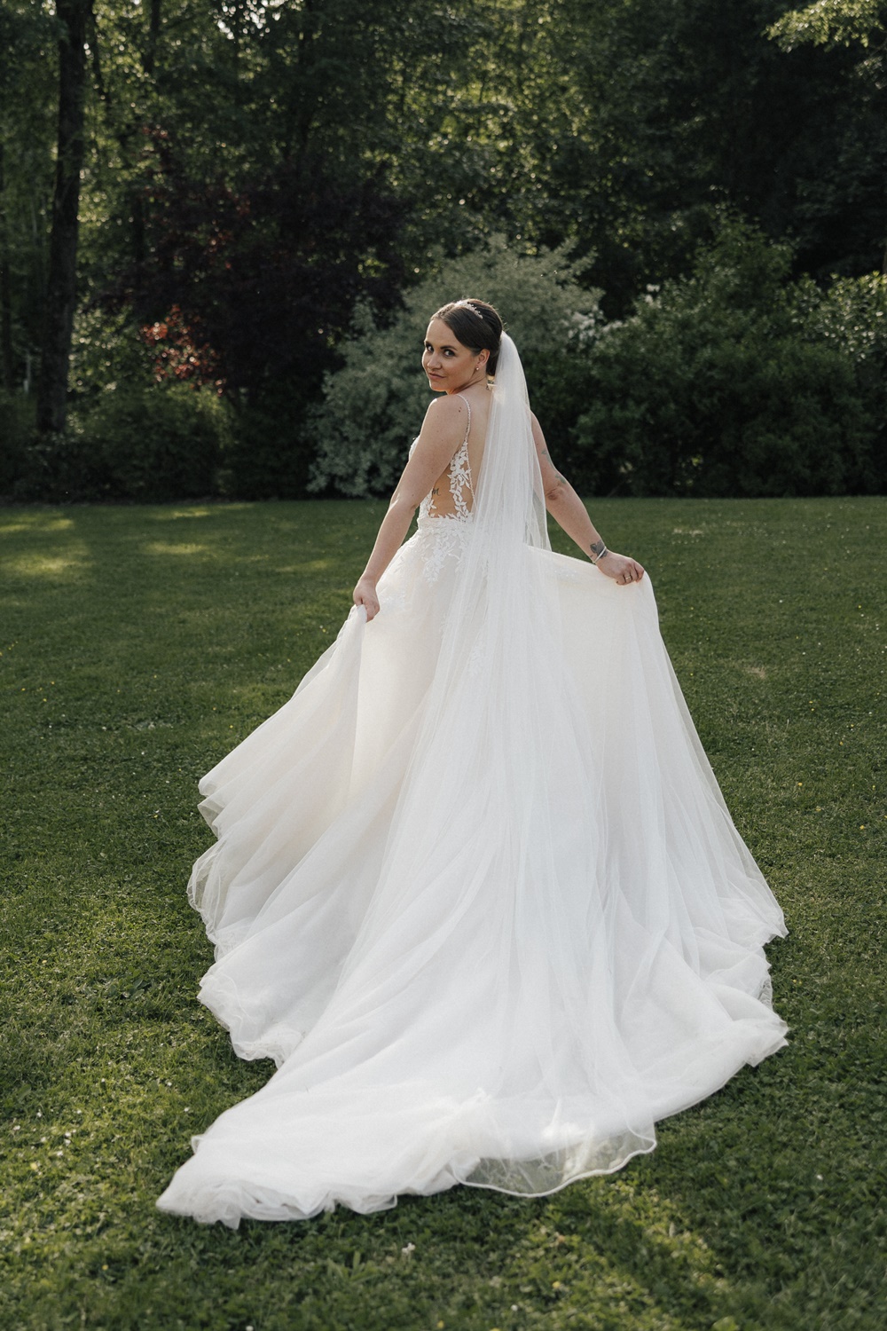 Eventscheune-Gut-Ludwigsruhe-brautpaar-hochzeit-mai-