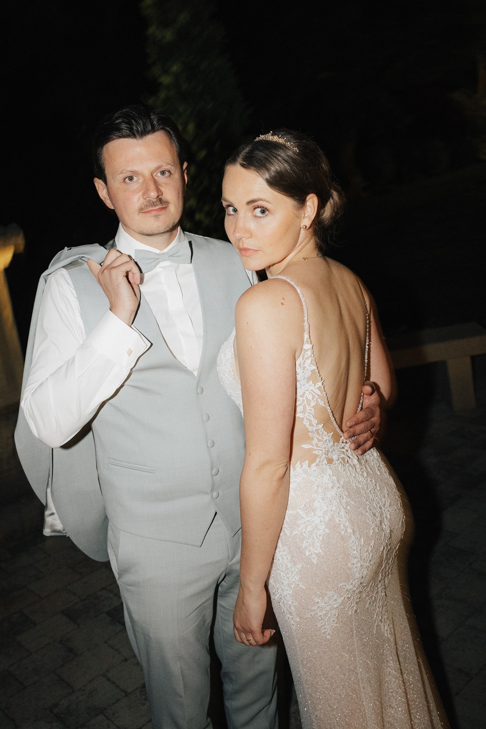 Eventscheune-Gut-Ludwigsruhe-moderne-hochzeitsbilder-brautpaar-007 Eventscheune-Gut-Ludwigsruhe-anschnitt-hochzeitstorte-am-abend-