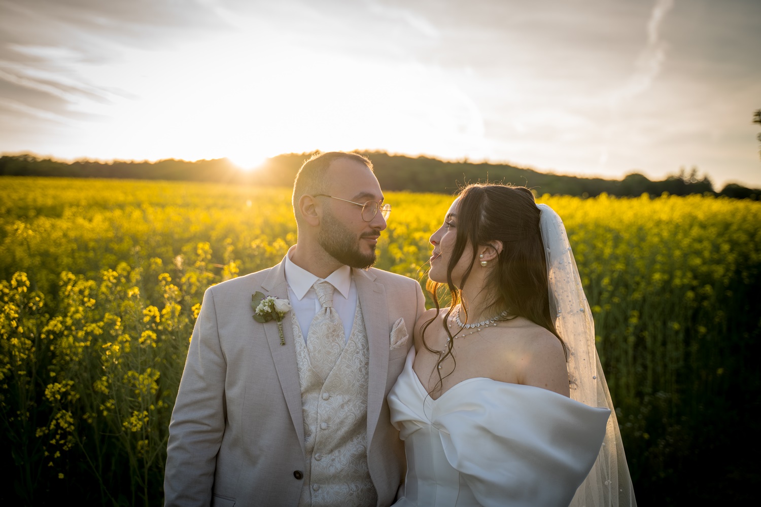 Brautpaar im Sonnenuntergang auf Feld beim Steinbachhof